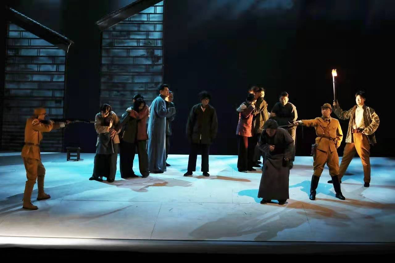 “看演出、学党史” ——南京市话剧团创排红色史诗剧《大李巷》震撼上演!