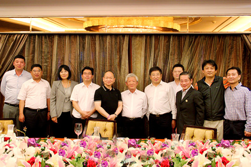集团领导与海峡两岸企业家紫金山峰会台湾地区部分代表交流洽谈